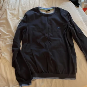 Hugo boss sweatshirt  - Säljer nu min feta Hugo boss sweatshirt  Skick 9/10  Denna är använd fåtal gånger och är väldigt bra skick Denna tröja är perfekt för sommar kvällarna ordinarie pris 1000