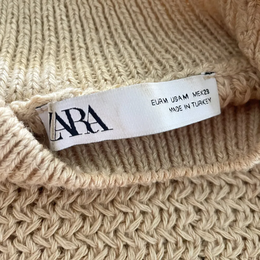 Super somrig stickat haltertopp från Zara ♥️ Den är inte på något sätt varm då materialet andas ♥️. Toppar.