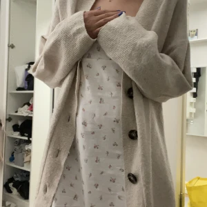 Mysig cardigan  - En bekväm cardigan från hm 😊storlek xs men väldigt oversized 