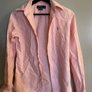Ralph laurenskjorta - Rosa skjorta från Ralph lauren i storlek XS. Går att stryka, nästintill oanvänd