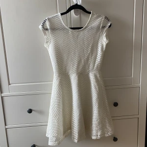 Vita klänningar - 1. Cubus storlek 146/152  2. Lindex storlek 158/164