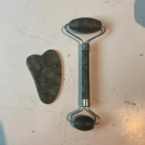 Jade roller - Köpt för 300kr  Skriv till mig vid intresse  Endast swish