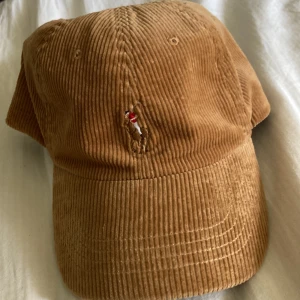 Ralph lauren keps - En Ralph lauren keps i Manchester. Skönt material och insidan är sjukt vacker. Väldigt bra skick, som ny!