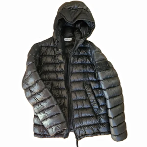 Stone Island jr jacka (hål) - Säljer en Stone Island jr jacka som har ett hål vid ena axeln som behöver tas till en skräddare. Den sitter som en storlek S (165-175cm). Säljer dunder billigt då den behöver lagas. Shadowpatch och vanlig patch ingår. Nypris 2950kr.