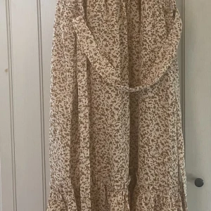 Lång klänning - Säljer denna snygga lång klänning då den knappt används tyvärr💗super bra skick 