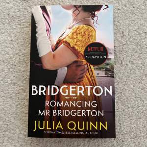Handlar om Colin och Penelopes kärlekshistoria ifrån serien Bridgerton. Läst en gång annars nyskick