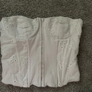 Korsett Zara - Säljer denna korsetten, kommer inte till användning OBS, jag har vanligtvis S i vanligafall men denna är liten i storleken