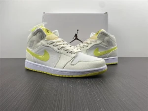 air jordan 1 mid se voltage yellow - Använt ganska mycket, pris kan diskuteras, köpt på restocks, nypris 4000kr.
