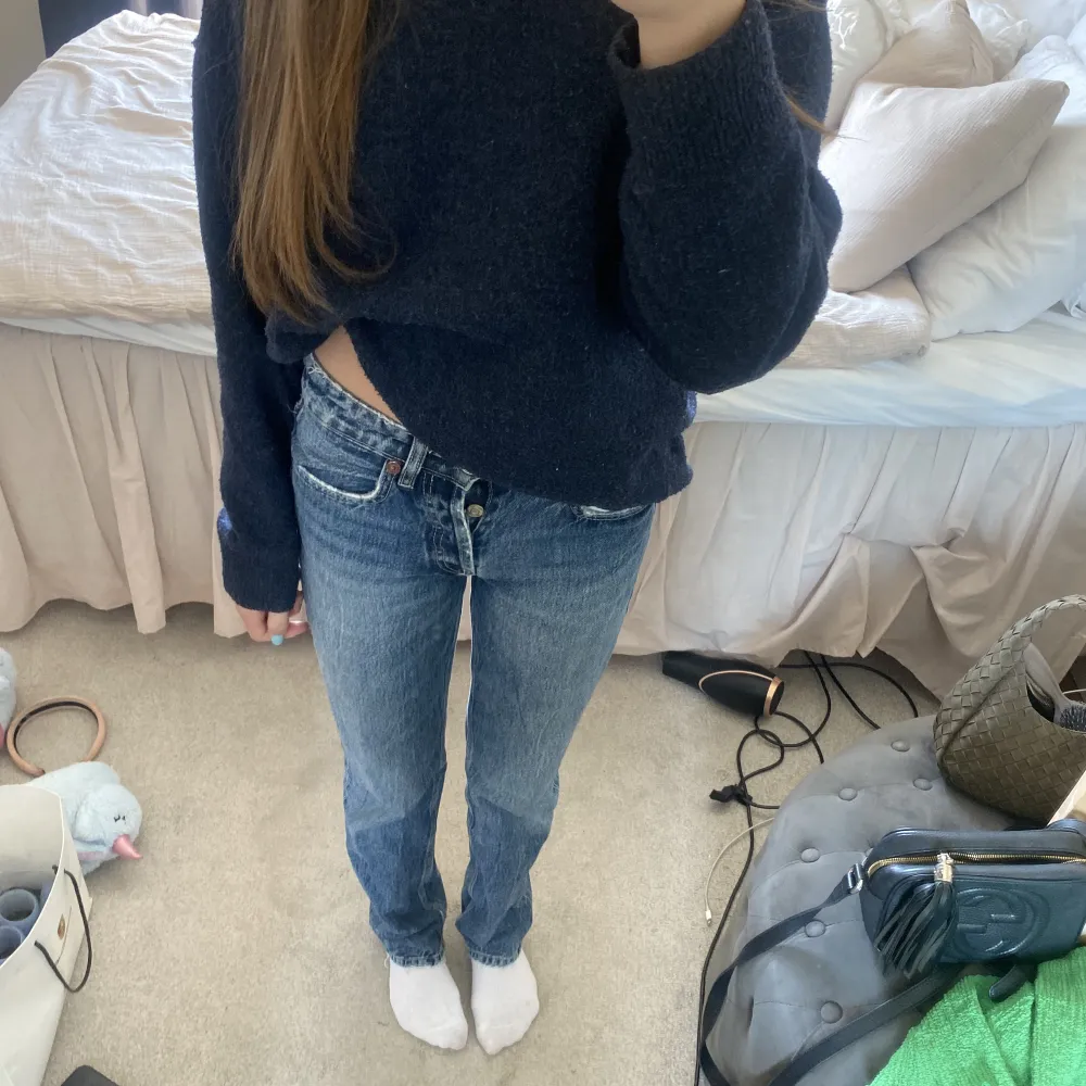 Ett par jätte fina mörkblå straight jeans från Zara i storlek 32💕 Säljer dom för att dom börjar bli för små, jag är 168 cm lång. Använt ganska mycket så lite uttöjda men dom är i bra skick och dom har inget hål eller något sånt liknande. . Jeans & Byxor.