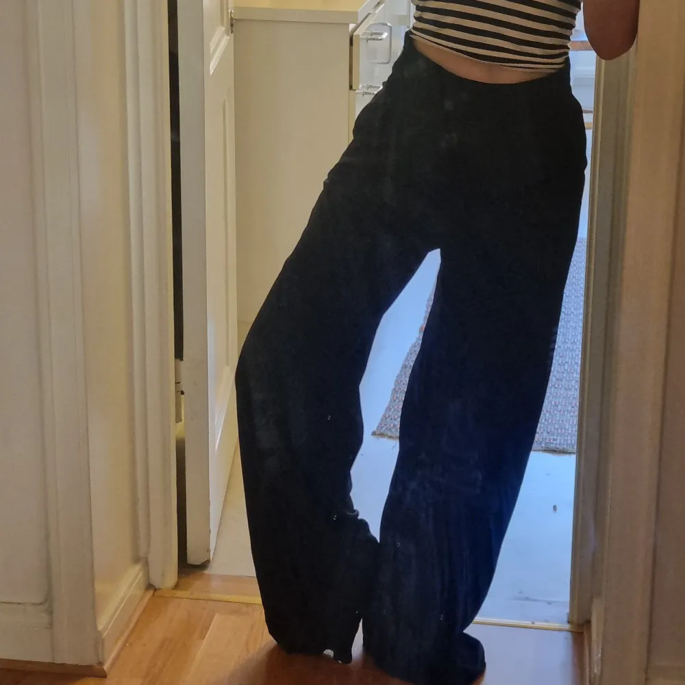 Väldigt långkostymbyxor. Snygga och har fickor högst upp. Ser väldigt propra ut på. Jeans & Byxor.