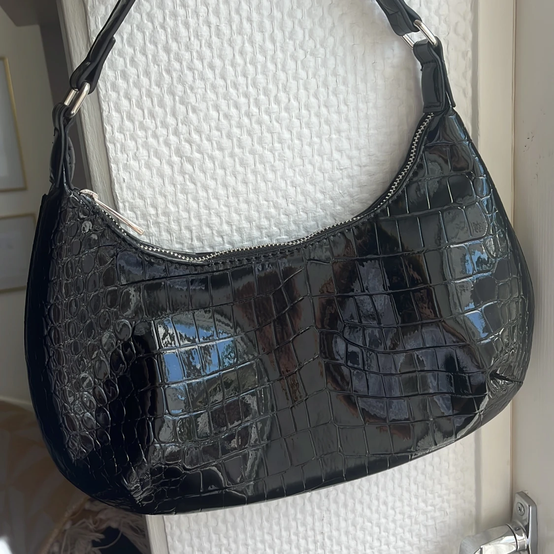 Svart Axel väska från Ginatricot