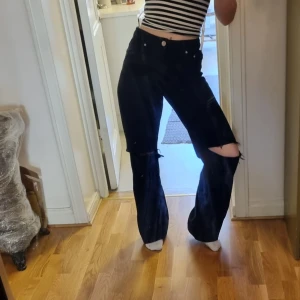 Jeans - Jeans med hål i knäna! Riktigt svarta, lite för stora för mig