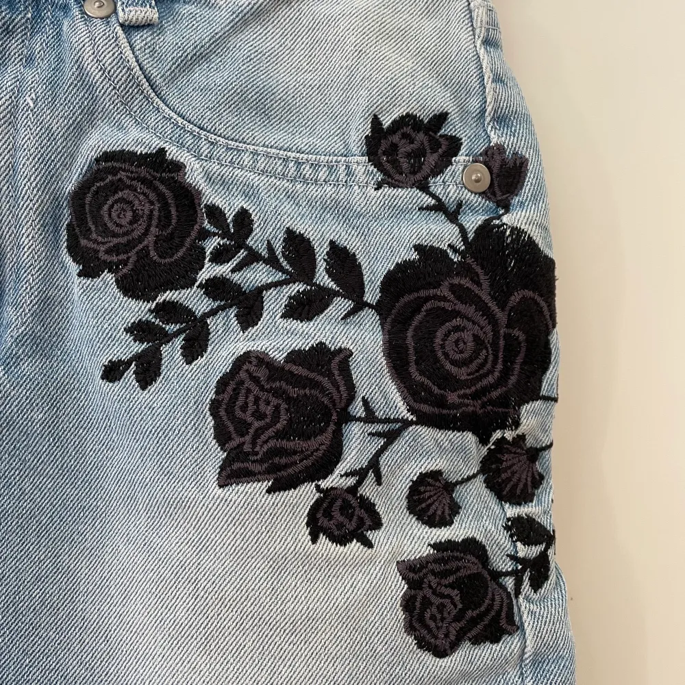 Fin jeanskjol med svarta blommor i bra kvalitet!🖤🌸. Kjolar.