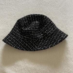Svartvit rutig bucket hat från H&M. Oanvänd, köpt 2020. Storlek M/L. 