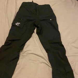 Revolutionrace byxor  - Jätte fina revolutionrace byxor som knappt är använda, storlek xs/34  Säljer för jag inte får på mig dom längre så bara legat i garderoben. använda ca 2 gånger så är i ny skick. 