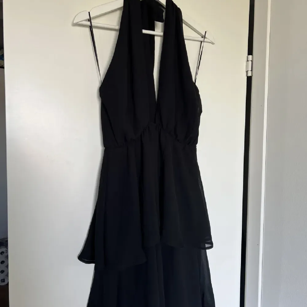 Svart klänning med öppen rygg från Gina Tricot, storlek 38. OANVÄND, prislapp kvar! Kan knytas på olika sätt . Klänningar.