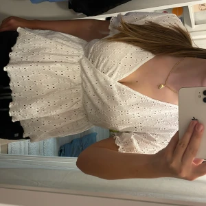 Vero Moda topp - säljer denna super fina och somriga toppen från vero moda i strl M, då den inte kommer till andvändning. inga defekter, jättebra skick!