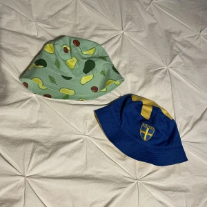 Buckethats - Knappt använda. Säljer då jag använde sånna för flera år sen. 2 för 30kr. Sverige hatten går att vända så den bara blir helt gul. 