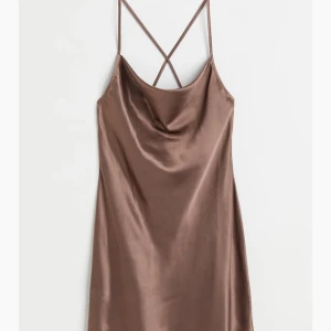 Hm klänning - Oandvänd hm klänning! Så snygg som den är eller med en stor kavaj till!!