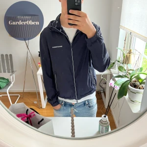 Reversibel Emporio Armani jacka  - Emporio Armani jacka till salu. Storlek L/M. I bra skick. Denna vara är reversibel. Mvh Dove