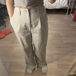 Kostymbyxor  - Höga i midjan. Använt ca 4 ggr. Köpta från H&M. Inga fel utan bara så knoppar på rumpan som knappt syns och man tänker inte på det. Knapp och dragkedja fram. Lite långa på mig är 161 cm och storlek 36