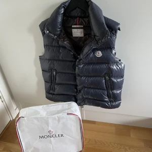 Moncler väst Tibb - Säljer en Moncler väst i modellen Tibb, storlek 3 vilket motsvarar S/M. Skick 9/10! Medkommer en Moncler bag som syns på bilden!  Hör gärna av dig om du har frågor!