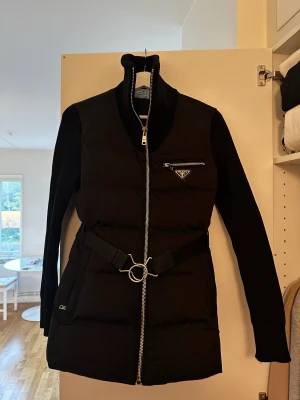 Prada jacka  - Säljer nu min Prada jacka som knappt är använd