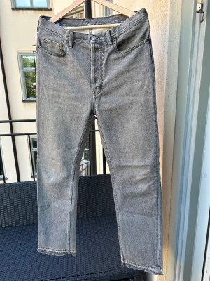 Acne Studios Blå Konst Log Mid Grey Straight Jeans fits 32/34 - Otroligt snygga Acne Jeans i grå tvätt med släppt fåll och snygga repairs, perfekt för hösten. Köpt för något år sen på Acne Archive, fullpris 3195kr, kvitto finns! Made in Italy, står size 28/34, sitter mer 32/34, midjemått 43,5cm. Kan mötas i Sthlm!