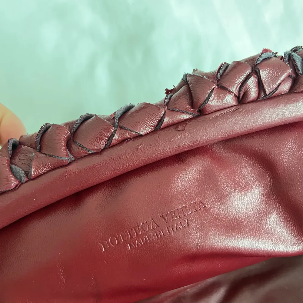 Fick denna bottega veneta leather clutch pouch bag i färgen burgundy. Den har en hel del slitningar på lädret men fortfarande så fin! Säljs nypris mellan 20-30 tusen. . Väskor.