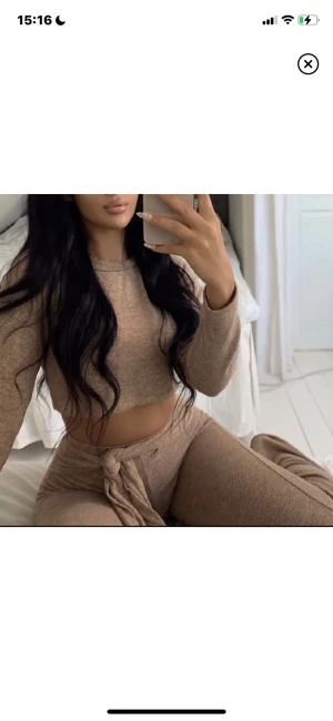 Stickat sett - Brunt stickat sett från fashion Nova. Säljer pga att det inte längre andvänds