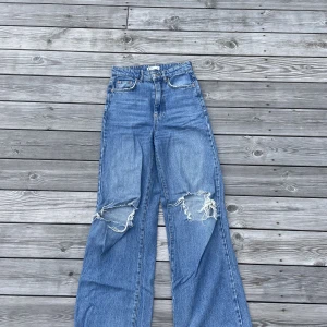 Blåa Gina Tricot jeans   - Säljer mina blåa högmidjade jeans från gina då de är för små för mig och därför inte kommer till användning. 