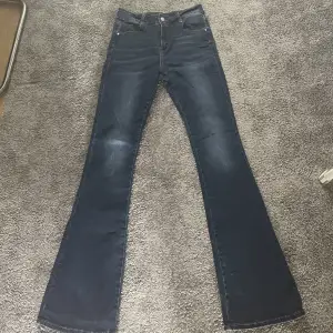 Fina mörkblå bootcut jeans, man ser tyvärr lite slitningar längst ner (vilket kan vara snyggt 😉)