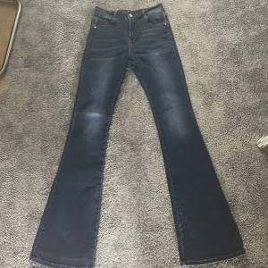 Mörkblå jeans  - Fina mörkblå bootcut jeans, man ser tyvärr lite slitningar längst ner (vilket kan vara snyggt 😉)