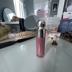 Rare beauty blush - Säljer min rare beauty blush för att dem inte har kommit till användning (pga av fel färg) Ändast testad!! Ny pris 389kr💓