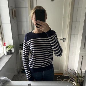 Zara tröja - Jättesöt randig tröja från zara som inte kommer till användning längre. Skriv för fler bilder. Pris får att diskuteras, köparen står för frakten