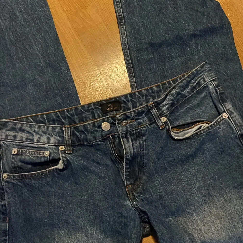 Jättesnygga jeans från Nelly i en storlek på 38💕 Midjemått: 84 cm Innerbenslängd: 76 cm💕 Jag är 170 men de är lite korta på mig, så skulle säga att de passar någon runt 167-168🫶. Jeans & Byxor.