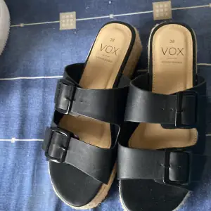 Snygga ”sandaler” ifrån VOX ! Knappt använda, så nyskick!  Storlek 38