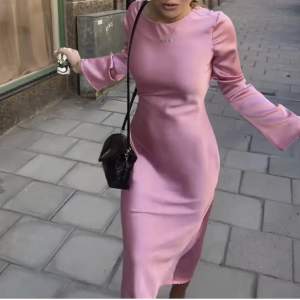Säljer denna populära rosa satin klänningen från Gina Tricot som är slutsåld, använd endast engång under en middag som ni ser på nr 2&3 sen har den bara legat i garderoben. 