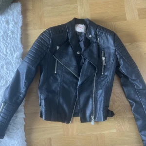 Skinnjacka i storlek 36 - Säljer denna skinnjacka i storlek 36. Den är svart med silvriga detaljer. Jackan är i väldigt gott skick.