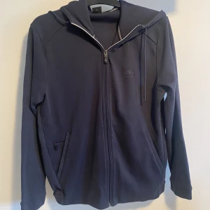 Hugo Boss Hoddie - Hej! Säljer nu min Hugo boss hoodie då den inte används pga den är lite för stor. Skick 10/10 använd ett par gånger. Pris ej hugget i sten  Storlek:M