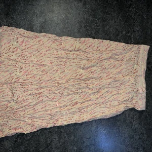 Nelly - MIDI KJOL - Perfekt skick. Använd en gång. Skrynklig på bild, behöver strykas. pieces kollektion.