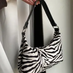 Jätte snygg zebra väska ifrån Gina, rymlig och bekväm att bära💕