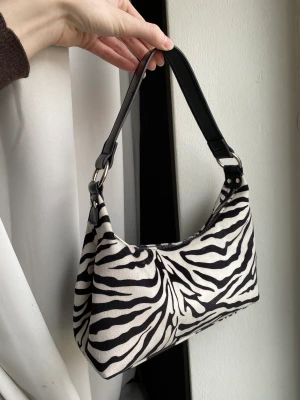 Gina tricot väska - Jätte snygg zebra väska ifrån Gina, rymlig och bekväm att bära💕