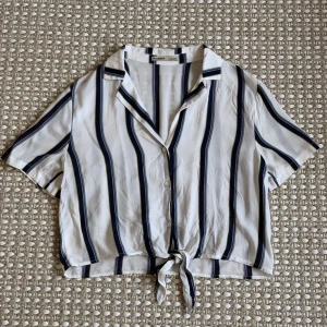 Blus Pull & bear - Lätt och bekväm blus från Pull & bear i storlek S. Säljes pga att den sällan används.