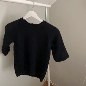 Zara tröja - Säljer denna jätte fina mörkblåa  stickade tröjan från zara, använder inte denna längre men fortfarande i jätte bra skick💗💗