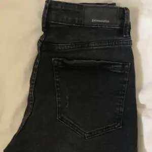 Ett par svarat jeans shorts med fickor fram och bak. Dom har använts två gånger! Men säljer eftersom dom inte kommer till någon användning för mig! Dom är i storlek 36.