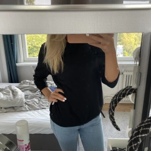 Trekvartsärmad tröja  - Jättesnygg trekvartsärmad tröja! 🙌🏼🙌🏼🤍 fint skick 