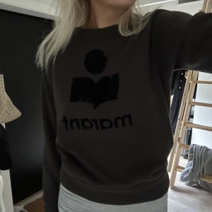 Isabel Marant tröja  - Säljer denna jättefina tröjan från Isabel Marant. Nypris är 3000kr och säljer den för 1000. Storlek S men passar både mindre och större beroende på hur man vill att den ska sitta! Har nästan aldrig använt den, hör av dig vid fler frågor!💕💕