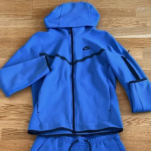Nike tech zip dress - 🤍HEJ ! NU VAR DET DAGS ATT SÄLJA SIN NIKE TECH DÅ JAG EJ ANVÄNDER DEN LÄNGRE EN UTAV MINA FAVORIT KÖP OCH EN UTAV DEM FINASTE ZIP HOODIE DÄR UTE I MARKNADEN.🤍 ℹ️nfo skick 8,5/10 ny pris ca 2300kr🤍 för mer frågor eller funderingar är det bara att skriva 😀🤍