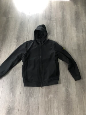 Stone island Jacka  - Storlek: L Skick: 9/10 Knappt använd Nypris: 4899 kr Säljer den för 2799 men priset är inte hugget i sten. 